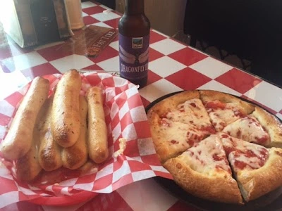 Greek's Pizzeria