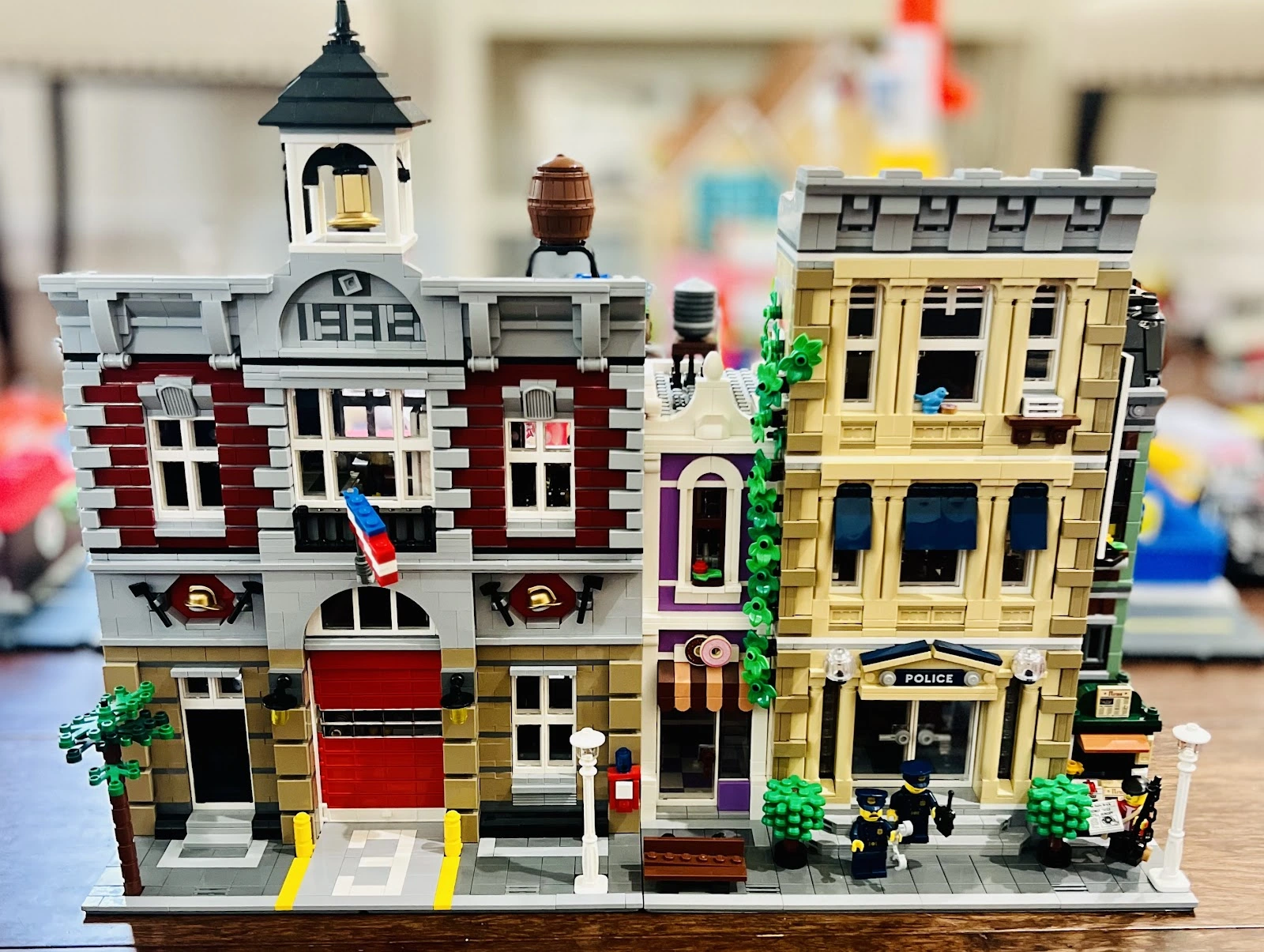 Bricks & Minifigs